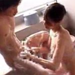 【友田真希熟女動画】四十路Eカップ母親が風呂場で泡まみれで息子のチンポを高速手コキして精子を搾り取る！
