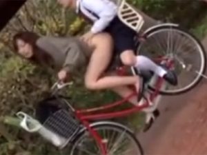 【近親相姦熟女動画】自転車2人乗りしてる三十路美人ママのマンコに息子のチンポをが挿入ｗｗｗ