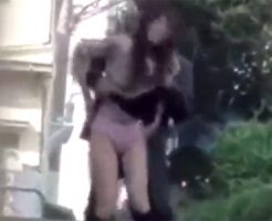 【盗撮熟女動画】街行く二十路素人妻のスカートを捲り上げパンツを食い込ませるイタズラｗｗｗ