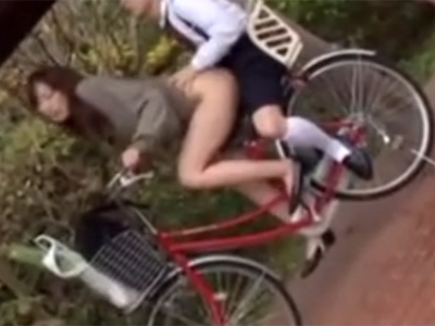 【近親相姦熟女動画】自転車2人乗りしてる三十路美人ママのマンコに息子のチンポをが挿入ｗｗｗ